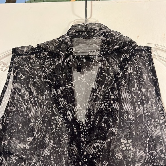 Jaeger 100%silk chiffon sheer abstract sleeveless top. Button closure-self scarf - Picture 7 of 9